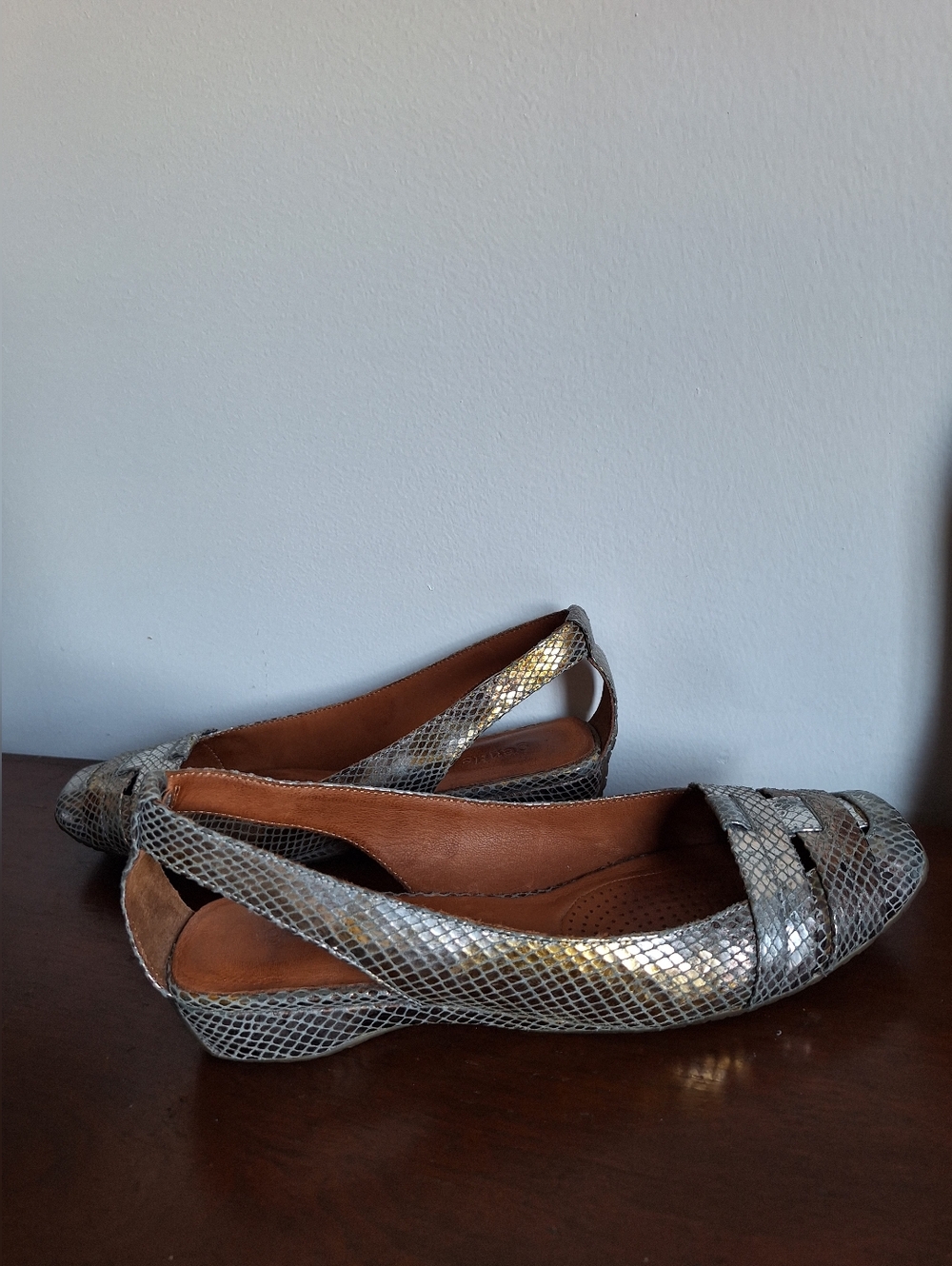 GENTLE SOULS SANDALS by Kenneth Cole Its so Fun Silver Gold Metallic 9.5M - Picture 9 of 10
